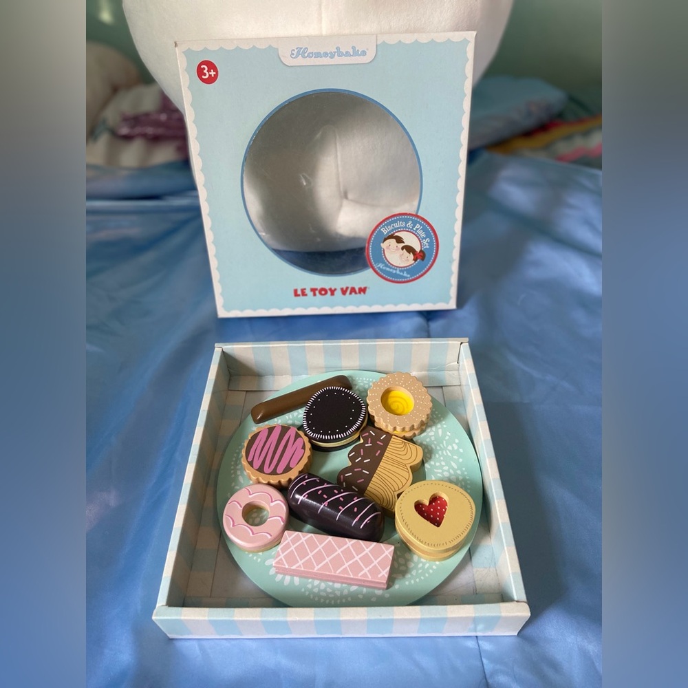 Le Toy Van Wooden Biscuit and Cookie Set